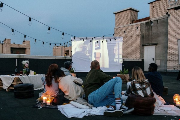 Zo stel je de ultieme filmavond thuis samen